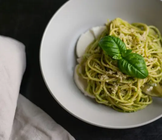 Jad kiełbasiany w słoiku z pesto. GIS wycofuje partię, sprawdź numer na etykiecie Talerz spaghetti z zielonym sosem pesto i listkami bazylii