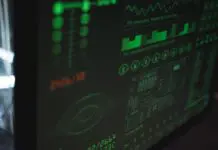Ekran komputera z komunikatem o zhakowaniu systemu