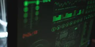 Ekran komputera z komunikatem o zhakowaniu systemu