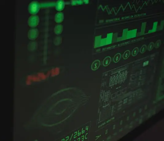 Ekran komputera z komunikatem o zhakowaniu systemu
