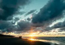Bałtyk wyrzucił czarne, lepkie grudki na 50 kilometrach wybrzeża. Plaże zamknięte do odwołania
