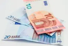 Banknoty 20 euro i 10 euro ułożone jeden na drugim