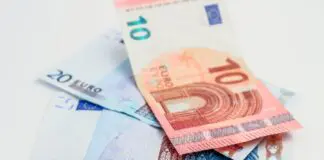 Banknoty 20 euro i 10 euro ułożone jeden na drugim