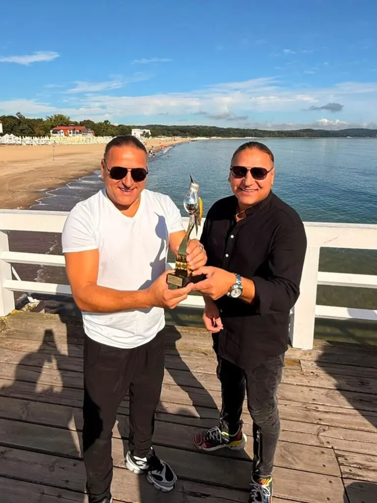 Bracia Golec: wiek, Golec uOrkiestra, żony i dzieci bracia golec Paweł i Łukasz Golcowie trzymają statuetkę na molo w Sopocie podczas Top of the Top Sopot Festival 2026
