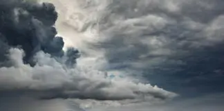 Ciemna chmura burzowa nadciągająca nad pole