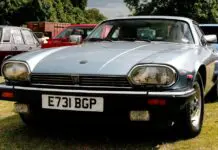 Klasyczny Jaguar XJS coupe w kolorze błękitnym