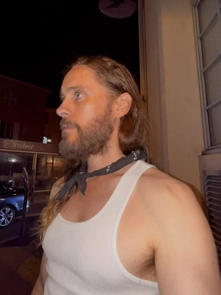 Jared Leto w białym podkoszulku z długimi włosami, zdjęcie z lata 2026