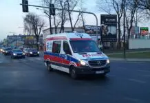 Dobijał się do izby przyjęć z zawałem serca, drzwi się nie otworzyły. Szpital w Lublinie ukarany, pielęgniarki zwolnione Karetka pogotowia ratunkowego przed budynkiem, zdjęcie ilustracyjne