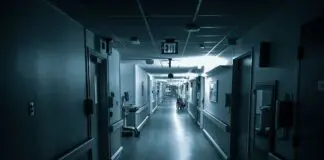 Pusty korytarz placówki medycznej