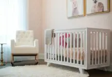Białe łóżeczko dziecięce w przytulnym pokoju niemowlęcym