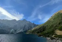Morskie Oko w Tatrach otoczone skalistymi szczytami w stronę Rysów