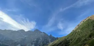 Morskie Oko w Tatrach otoczone skalistymi szczytami w stronę Rysów