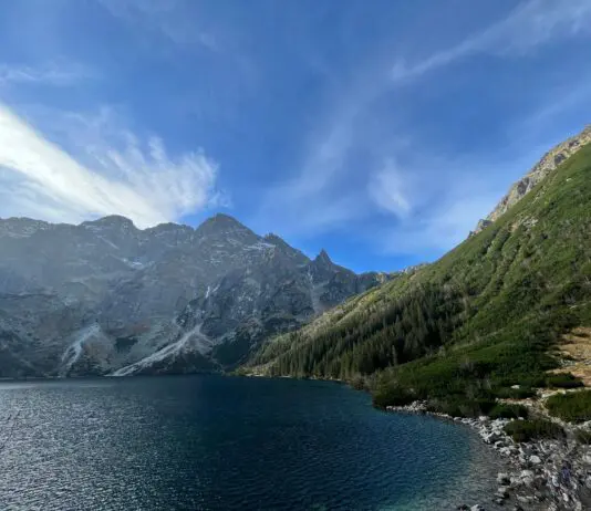 Morskie Oko w Tatrach otoczone skalistymi szczytami w stronę Rysów