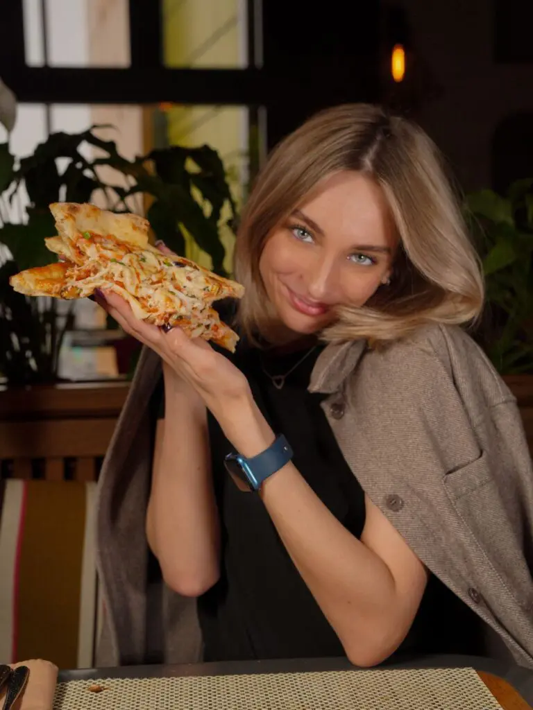Pizza, chrupiące frytki i szybkie dania – co sprawia, że trafiają na stół tak szybko?