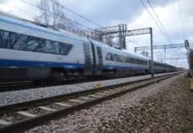 Bilety na pociągi 35 proc. taniej. Urodzinowa promocja PKP Intercity trwa tylko do piątku Pociąg Pendolino ED250 PKP Intercity pędzący po linii kolejowej