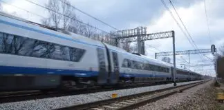 Pociąg Pendolino ED250 PKP Intercity pędzący po linii kolejowej