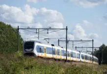 Pociąg pasażerski przejeżdżający przez okolicę