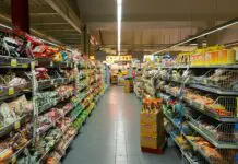 Koniec z napisami „eko” bez pokrycia. Wielka zmiana na sklepowych półkach właśnie stała się faktem Alejka sklepowa z półkami pełnymi produktów spożywczych