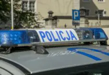 Belka świetlna radiowozu polskiej policji z napisem Policja