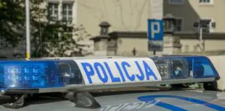 Belka świetlna radiowozu polskiej policji z napisem Policja