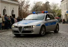 Szła na wieczór panieński, nagle poczuła ogromny huk i krew na skroni. Policja weszła do mieszkania 62-latka Policyjny radiowóz z włączonymi sygnałami świetlnymi