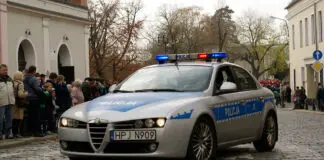 Szła na wieczór panieński, nagle poczuła ogromny huk i krew na skroni. Policja weszła do mieszkania 62-latka Policyjny radiowóz z włączonymi sygnałami świetlnymi
