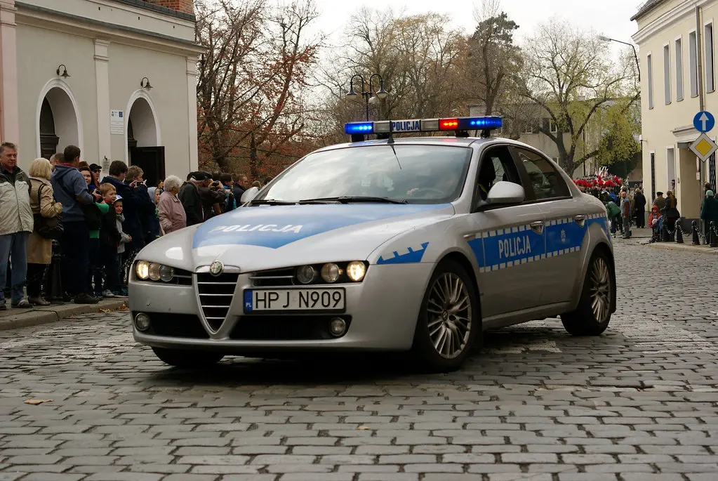 Szła na wieczór panieński, nagle poczuła ogromny huk i krew na skroni. Policja weszła do mieszkania 62-latka