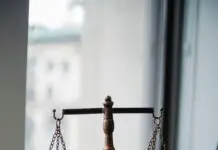 Waga sprawiedliwości i młotek sędziowski na biurku