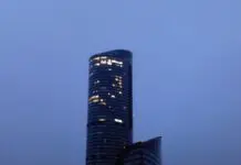 Tajemnicza śmierć 36-latki w Sky Tower. Woda w jacuzzi miała prawie 44 stopnie Wieżowiec Sky Tower we Wrocławiu po zmroku