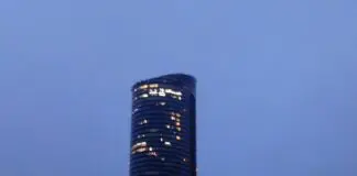 Tajemnicza śmierć 36-latki w Sky Tower. Woda w jacuzzi miała prawie 44 stopnie Wieżowiec Sky Tower we Wrocławiu po zmroku