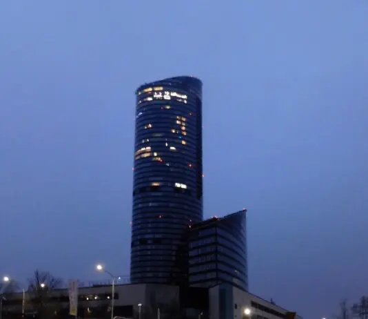 Tajemnicza śmierć 36-latki w Sky Tower. Woda w jacuzzi miała prawie 44 stopnie Wieżowiec Sky Tower we Wrocławiu po zmroku