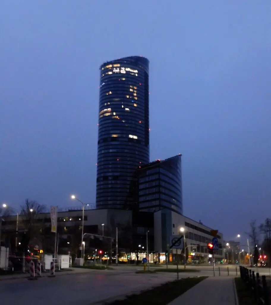 Tajemnicza śmierć 36-latki w Sky Tower. Woda w jacuzzi miała prawie 44 stopnie Tajemnicza śmierć 36-latki w Sky Tower. Woda w jacuzzi miała prawie 44 stopnie
