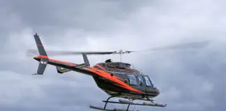 Zerwał śmigłowcem linię energetyczną, wysiadł, obejrzał szkody i odleciał. Pilot sam zgłosił się na policję Lekki śmigłowiec w locie na tle nieba