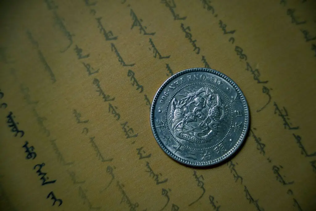 Zwiedzał zamek w Czersku i patrzył pod nogi. 9-latek znalazł srebrną monetę sprzed 400 lat