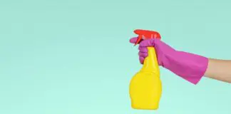 Sprzątał mieszkanie, wytworzył trujący chlor. Strażacy ostrzegają przed popularnym połączeniem Dłoń w trakcie sprzątania trzymająca butelkę ze sprayem czyszczącym