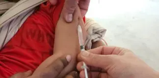 Dziecko podczas szczepienia w przychodni
