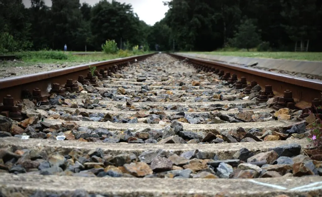 Dwa pociągi najechały na betonowe bloki. Za groźnym incydentem na torach stał 12-latek Dwa pociągi najechały na betonowe bloki. Za groźnym incydentem na torach stał 12-latek