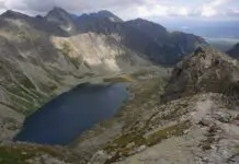 Widok na Dolinę Mięguszowiecką i staw w słowackich Tatrach Wysokich