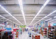 Półki z produktami w supermarkecie