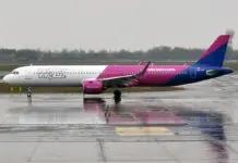 Bilet w nieznane z Warszawy. Wizz Air po raz pierwszy organizuje w Polsce lot niespodziankę, konkurs kończy się dziś Samolot linii Wizz Air Airbus A321neo w biało-różowym malowaniu podczas kołowania na lotnisku