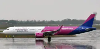 Bilet w nieznane z Warszawy. Wizz Air po raz pierwszy organizuje w Polsce lot niespodziankę, konkurs kończy się dziś Samolot linii Wizz Air Airbus A321neo w biało-różowym malowaniu podczas kołowania na lotnisku