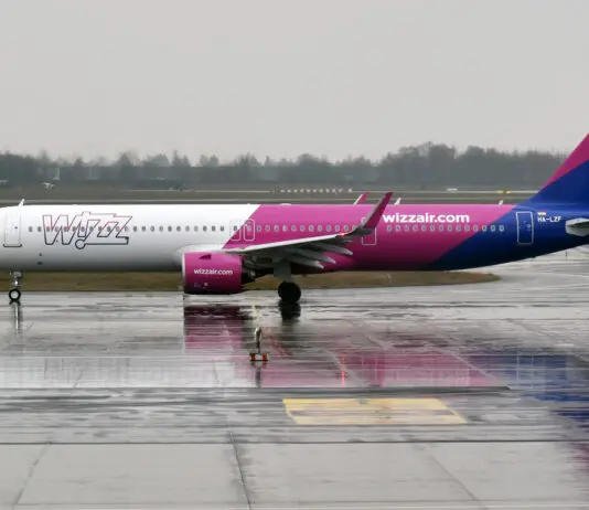 Bilet w nieznane z Warszawy. Wizz Air po raz pierwszy organizuje w Polsce lot niespodziankę, konkurs kończy się dziś Samolot linii Wizz Air Airbus A321neo w biało-różowym malowaniu podczas kołowania na lotnisku