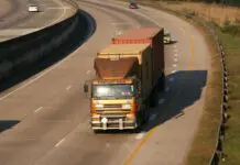 Ciężarówka jadąca autostradą