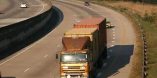 Tir wjechał w pracowników na A1. Śledczy badają, dlaczego kierowca nie hamował Ciężarówka jadąca autostradą