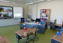 Sala lekcyjna z ławkami i krzesłami w szkole podstawowej