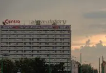 Rok akademicki wystartował, a tysiące studentów nie ma gdzie mieszkać. Ceny miejsc potrafią zwalić z nóg Budynek domu studenckiego Jowita w centrum Poznania