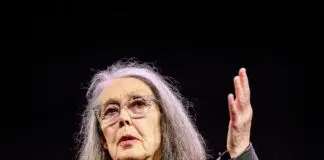 Na okładkach jej książek jest tylko jedno zdanie. Anne Carson z literackim Noblem, wiadomość zastała ją na Islandii Anne Carson, kanadyjska poetka, podczas gali National Book Awards w 2024 roku