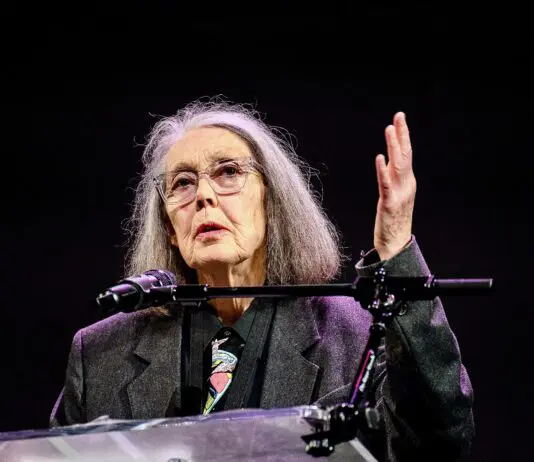 Na okładkach jej książek jest tylko jedno zdanie. Anne Carson z literackim Noblem, wiadomość zastała ją na Islandii Anne Carson, kanadyjska poetka, podczas gali National Book Awards w 2024 roku