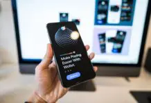 Zmieniasz bank? Bez jednego wniosku pieniądze z 800 plus mogą utknąć. ZUS przypomina o ważnej formalności Smartfon z otwartą aplikacją do płatności i bankowości
