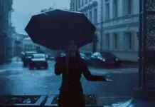 Znamy datę prawdziwego załamania pogody. Temperatura spadnie miejscami o ponad 10 stopni Osoba z parasolem idąca ulicą w strugach deszczu (zdjęcie ilustracyjne)